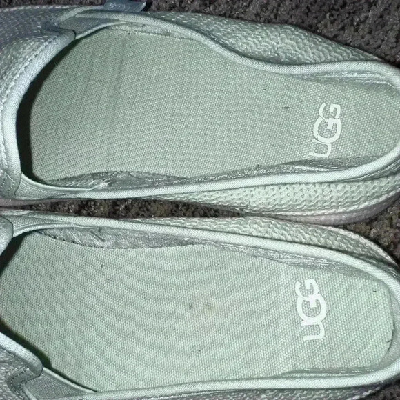 UGG shoes size 9.5 - Picture 6 of 9
